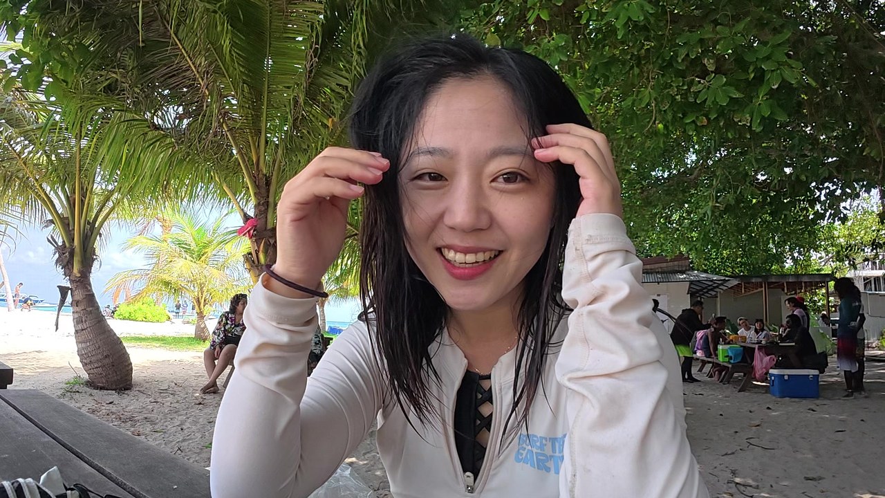 몰디브 바닷가에서 웃고 있는 앤젤리나